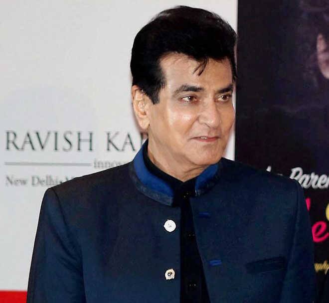 जितेंद्र: अभिनेता जितेंद्र इन अपने नाती-पोतो और पूरे परिवार के साथ जिंदगी जी रहे हैं. 100 से ज्यादा फिल्मों में काम कर चुके जितेंद्र ने कई सुपरहिट और यादगार फिल्में दी हैं. जितेंद्र अभी भी फिट है अक्सर ही स्टार इवेंट और अवॉर्ड नाइट में दिखाई देते रहते हैं. 