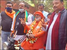 MCD उपचुनाव: नामांकन दाखिल करने पहुंचे सभी पार्टियों के प्रत्याशी, इस उम्मीदवार ने कहा- अपने 'हवाई जहाज' पर आया हूं