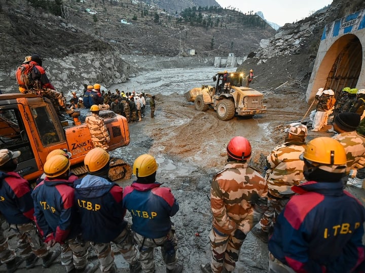 उत्तराखंड राज्य आपदा परिचालन केंद्र के मुताबिक, लापता लोगों में पनबिजली परियोजनाओं में कार्यरत लोगों के अलावा आसपास के गांवों के स्थानीय लोग भी है जिनके घर बाढ़ के पानी में बह गए.