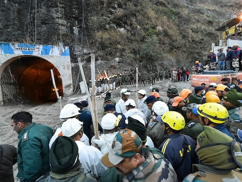 चमोली के ऋषिगंगा घाटी के टनल में जिंदगी की तलाश जारी, 171 लोग अब भी लापता, देखें रेस्क्यू ऑपरेशन की तस्वीरें