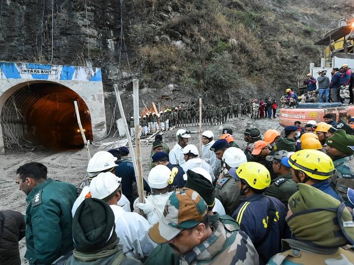 बचाव और राहत अभियान में बुलडोजर, जेसीबी आदि भारी मशीनों के अलावा रस्सियों और स्निफर कुत्तों का भी उपयोग किया जा रहा है.
