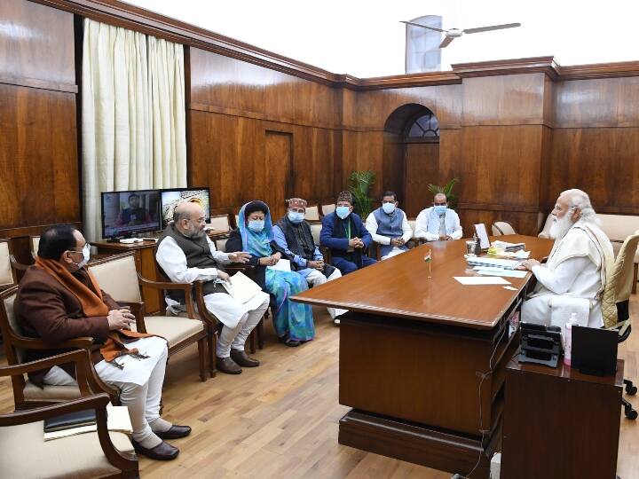 प्रधानमंत्री नरेंद्र मोदी ने भी नई दिल्ली में उत्तराखंड के सांसदों के साथ बैठक की. इस दौरान गृहमंत्री अमित शाह भी मौजूद थे.