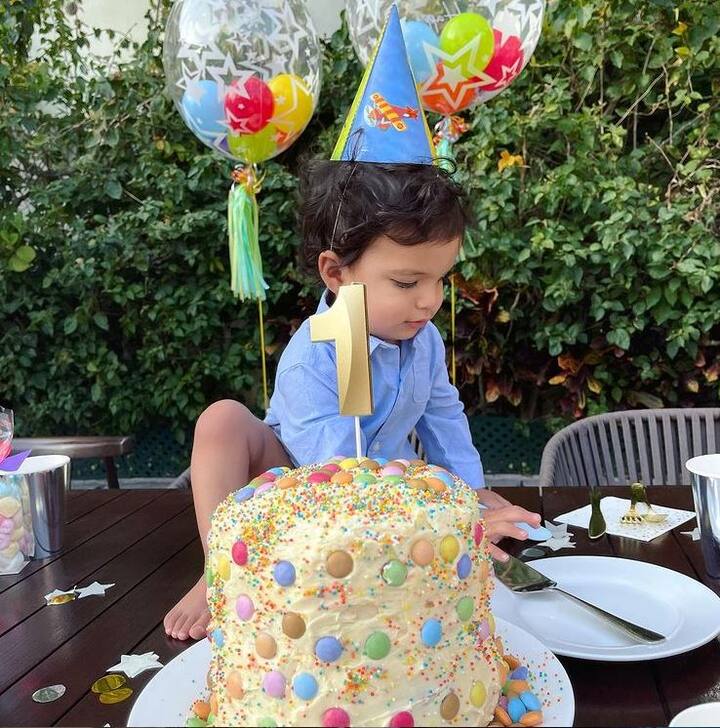 आपको बता दें कि 25 जनवरी को लीजा का छोटा बेटा एक साल का हो गया है. इससे पहले दोनों बाक प्रेग्नेंसी के दौरान लीजा अपनी बेबी बंप की खूबसूरत तस्वीरों को लेकर सुर्खियों में रही थी.