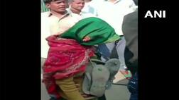 शादीशुदा महिला घर पहुंची तो कालिख पोती, साथी संग जूते की माला डाल घुमाया