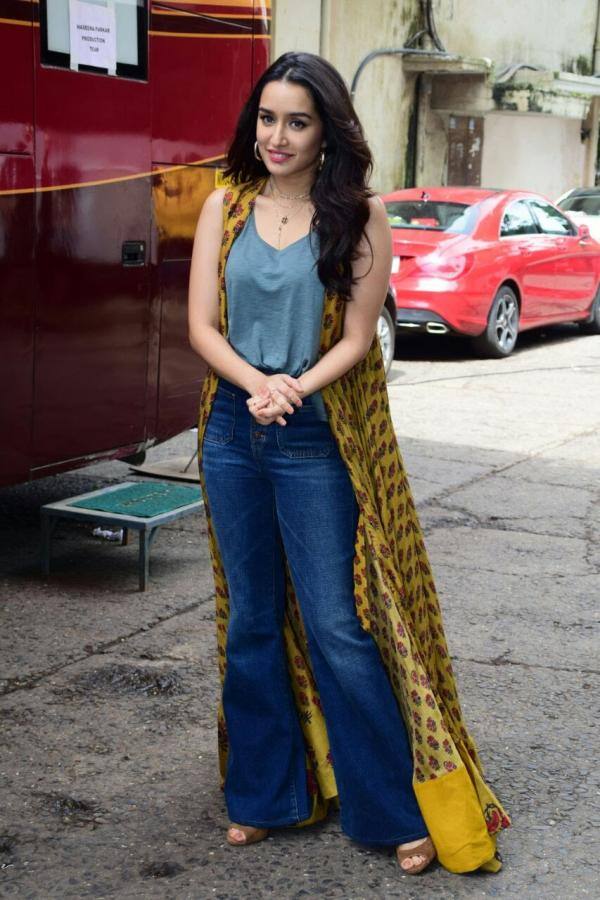 बॉलीवुड में श्रद्धा कपूर की फैशन सेंस भी काफी अच्छी मानी जाती है.हर लुक में वो बेहद ही सुंदर लगती है. उन्हें भी कई बार सिंपल लुक में देखा गया है. एक बार जब उन्होंने अपनी फिट-एंड-फ्लेयर स्टाइल जींस को सिंपल टैंक टॉप के साथ पहना था. तो उनपर से नजरें हटाना मुश्किल हो गया था. श्रद्धा ने अपने इस लुक को फ्लोर लेंथ श्रग, सुंदर से नेकलेस और गोल्ड हूप इयररिंग्स के साथ पूरा किया था.