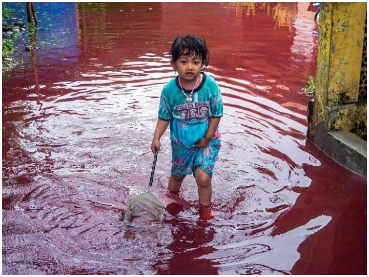 Indonesia Red water flowing on the roads after the flood know what is the story behind it इंडोनेशिया के एक गांव में आई बाढ़, खूनी रंग में रंगा पानी, देखने वाले हैं परेशान-जानिए माजरा क्या है