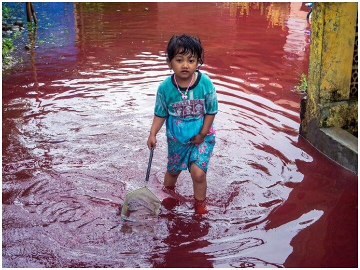 Indonesia Red water flowing on the roads after the flood know what is the story behind it इंडोनेशिया के एक गांव में आई बाढ़, खूनी रंग में रंगा पानी, देखने वाले हैं परेशान-जानिए माजरा क्या है