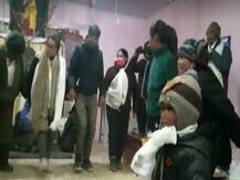 लदाख के दुन्गती में जश्न का माहौल, पहुंची बिजली, पहली बार बल्ब की रोशनी में गांववालों ने किया पारंपरिक नाच