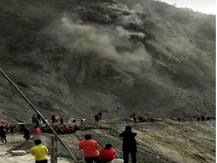 जम्मू-श्रीनगर राष्ट्रीय राजमार्ग पर चट्टानें खिसक कर गिरीं, ट्रैफिक को किया गया बंद