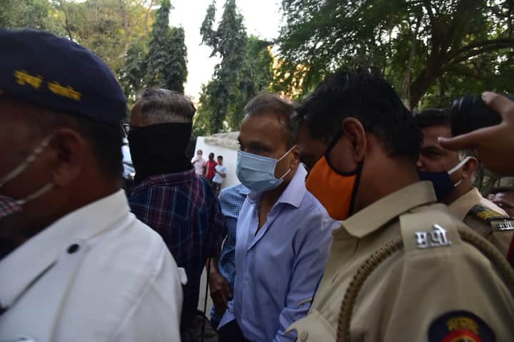 अनिल अंबानी भी दुख के इस मौके पर परिवार को सांत्वना देने के लिए मौजूद रहे. अंबानी परिवार कपूर परिवार के काफी करीब है. 