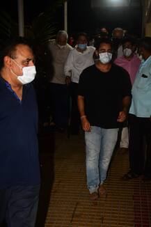 Rajeev Kapoor Funeral: अंतिम यात्रा में गमगीन दिखे बड़े भाई Randhir Kapoor, भतीजे Ranbir Kapoor ने दिया कंधा