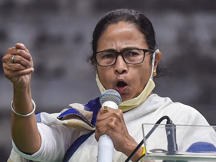 West Bengal: Chief Minister Mamata Banerjee leads padyatra against LPG cylinders price hike in Siliguri महंगे LPG सिलेंडर के खिलाफ सीएम ममता की 'पदयात्रा', कहा- असल परिवर्तन अब दिल्ली में होगा