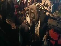 हादसे के बाद गड्ढे में पलटा डीजल से भरा टैंकर, लोगों ने मचाई लूट, चालक लगाता रहा मदद की गुहार