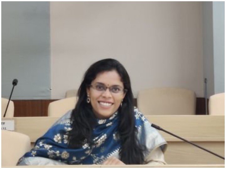 Success Story Of IAS Topper Khushboo Gupta And Her Essay Writing Tips IAS Success Story: IIT से IAS तक, तमाम कठिनाइयों से जूझकर खुशबू ने पूरा किया यह सफर
