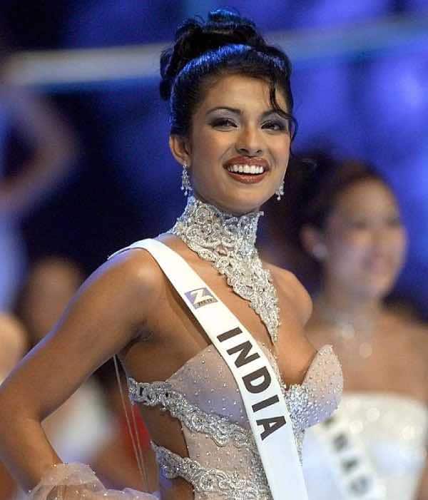 प्रियंका चोपड़ा का स्टाइल स्टेटमेंट अक्सर ही सुर्खियों में रहता है. आए दिन विदेश में घूमते पीसी की तस्वीर सोशल मीडिया पर वायरल रहती हैं.