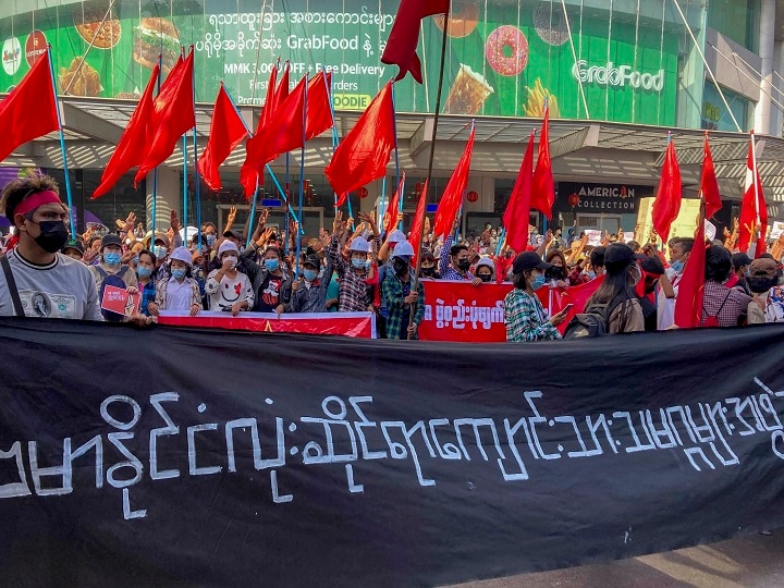Myanmar police arrested over 100 protesters Amid widespread protests in country following a military takeover म्यामांर: तख्तापलट के बाद प्रदर्शन में कमी के संकेत नहीं, पुलिस ने बढ़ाई सख्ती, 100 से ज्यादा गिरफ्तार