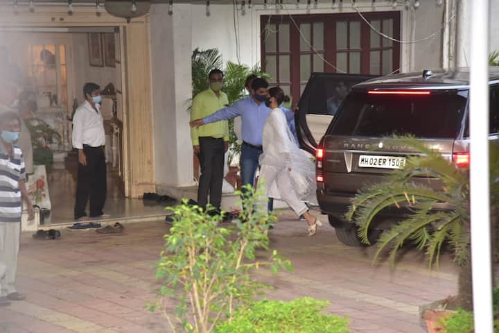 रणबीर कपूर की गर्लफ्रेंड आलिया भट्ट भी तुरंत उनके घर पहुंचीं. निधन की खबर सुनकर आलिया मालदीव से कल ही वापस आईं और राजीव कपूर के घर पहुंचीं.