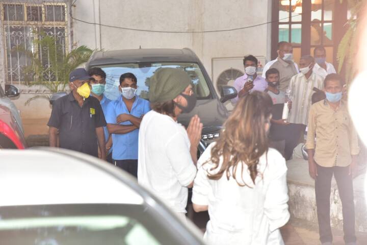 कपूर परिवार को सांत्वना देने के लिए शाहरुख खान भी शाम 5.00 बजे के आसपास 'देवनार कॉटेज' पहुंचे. एम्बुलेंस से राजीव कपूर के शव को ले जाने तक शाहरुख खान वहीं मौजूद थे और शव को ले जाते वक्त वो एम्बुलेंस तक चलकर आये और उन्हें अंतिम विदाई दी.