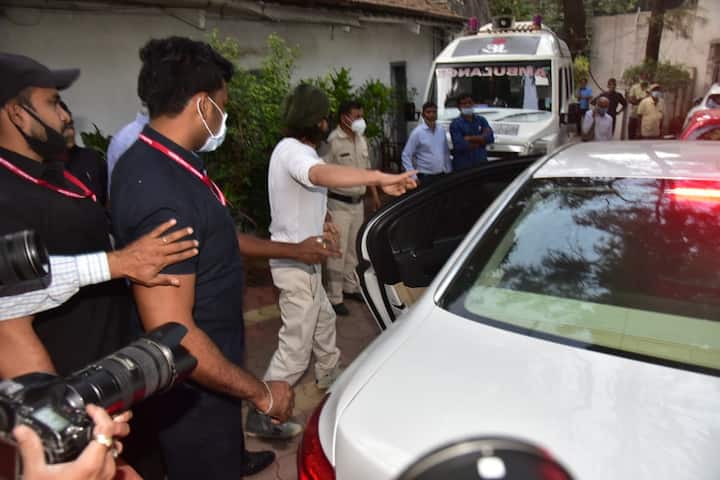 राजीव कपूर के निधन की खबर सुनते ही कई सितारे उनके घर पहुंचे. अभिनेता शाहरुख खान भी तुरंत वहां पहुंचे.