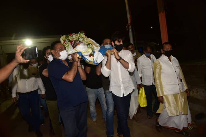 राजीव कपूर के पार्थिव शरीर को कंधा देने वालों में सबसे आगे रणबीर कपूर और आदर जैन थे. उसके बाद कुछ करीबी लोगों ने भी उनके पार्थिव शरीर को कंधा दिया.