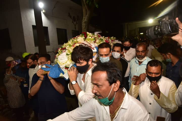 कल शाम तकरीबन 6.45 बजे राजीव कपूर के शव को अंतिम संस्कार के लिए 'देवनार कॉटेज' से चेम्बूर स्थित शवदाह गृह लाया गया. इस मौके पर रणबीर कपूर ने एम्बुलेंस से लाये गये अपने चाचा राजीव कपूर के शव को कंधा दिया और उन्हें शवदाह गृह के अंदर तक पहुंचाया. रणबीर के परिवार के दो और सदस्यों - आदर जैन और अरमान जैन ने भी अपने चाचा को कंधा दिया.