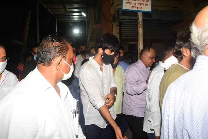 निधन के बाद दोपहर तक उनका पार्थिव शरीर घर पर अंतिम संस्कार के लिए रखा गया. शाम में अंतिम संस्कार कर दिया गया.