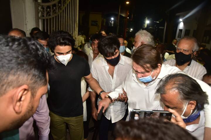 अंतिम संस्कार के दौरान रणबीर कपूर सहित करीब 4-5 लोग उन्हें संभालते दिखे.