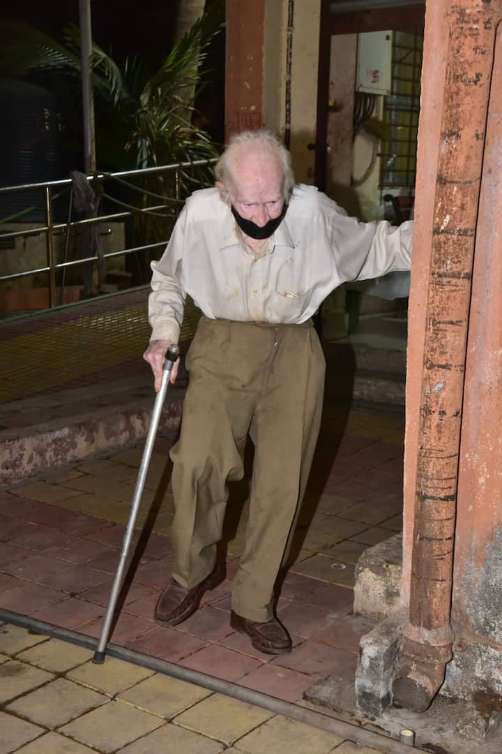 मशहूर Rk Studio के मैनेजर राजीव कपूर का अंतिम दर्शन करने पहुंचे. इनकी उम्र करीब 94 साल है.