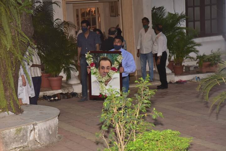 आपको बता दें कि 58 वर्षीय राजीव कपूर की मौत मंगलवार को दोपहर को हार्ट अटैक आने के बाद हो गयी थी. चेम्बूर इलाके के इनलेक्स अस्पताल में भर्ती करने से पहले ही डॉक्टरों ने उन्हें मृत घोषित कर दिया था.