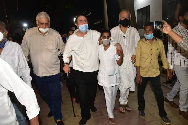 आपको बता दें कि राज कपूर के तीन बेटों में राजीव कपूर सबसे छोटे थे. उनसे बड़े ऋषि कपूर का निधन भी पिछले साल हो गया था. अब दो भाइयों के मौत का गम रणधीर कपूर की आंखों में कल नज़र आ रहा था.