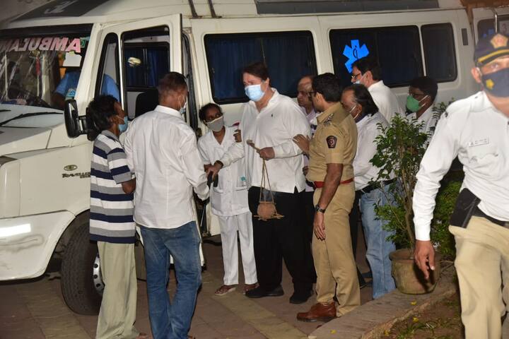 रणधीर कपूर ने ही छोटे भाई के अंतिम संस्कार की सभी रिवाज को निभाया. वो एंबुलेंस के साथ मटकी लेकर भी जाते दिखे.