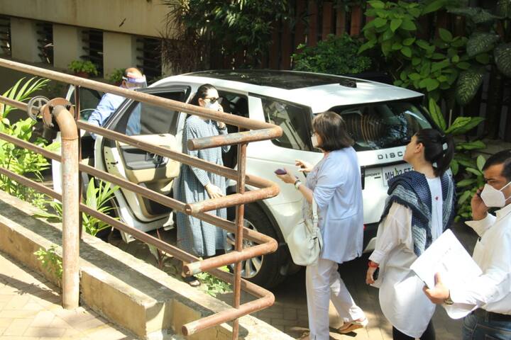 राजीव कपूर की भतीजी करीना कपूर खान, करिश्मा कपूर भी वहां पहुंचीं. करीना बस कुछ ही दिनों में दूसरे बच्चे को जन्म देने वाली हैं. ऐसे में उनके परिवार पर ऐसा दुख टूट पड़ा कि उसका गम सबके चेहरे पर नज़र आ रहा था.