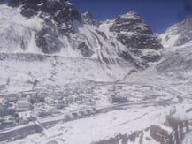 केदारनाथ में फिर हुई बर्फबारी, चोप्ता में भी बर्फ की सफेद चादर से ढके पहाड़