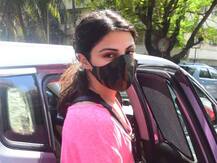 Rhea Chakraborty एक बार फिर मुंबई में हुईं स्पॉट, देखें फोटोज