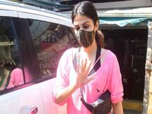 Rhea Chakraborty एक बार फिर मुंबई में हुईं स्पॉट, देखें फोटोज