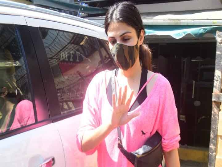 
अभिनेत्री रिया चक्रवर्ती मुंबई के बांद्रा में स्पॉट हुईं. कार में बैठती उनकी तस्वीरें कैमरे में कैद हो गईं. ड्रग्स मामले में जमानत पर रिहा होने के बाद अब वह सार्वजनिक रूप से नजर आने लगी हैं. 
