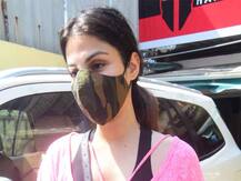 Rhea Chakraborty एक बार फिर मुंबई में हुईं स्पॉट, देखें फोटोज