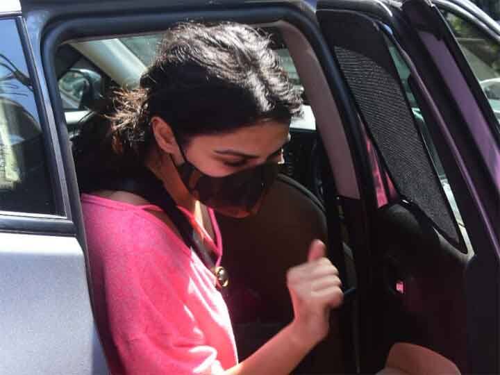 पिछले कुछ दिनों में रिया कई बार सार्वजनिक रूप से बाहर आई हैं. वह अक्सर अपने भाई शौविक के साथ बाहर नजर आती हैं.