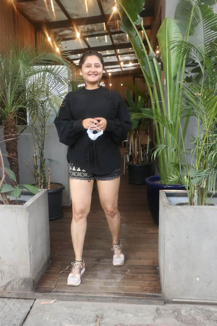 रश्मि इस दौरान कैजुअल लुक में बेहद क्यूट लग रही थीं. हॉट पैंट्स और प्लस साइज टॉप में रश्मि काफी प्यारी दिख रही थीं. (Photo Credit: Manav Manglani)