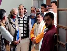 शुभ मुहूर्त से पहले विभाग पहुंचे CM नीतीश के मंत्री, दरवाजे पर खड़े होकर किया इंतजार