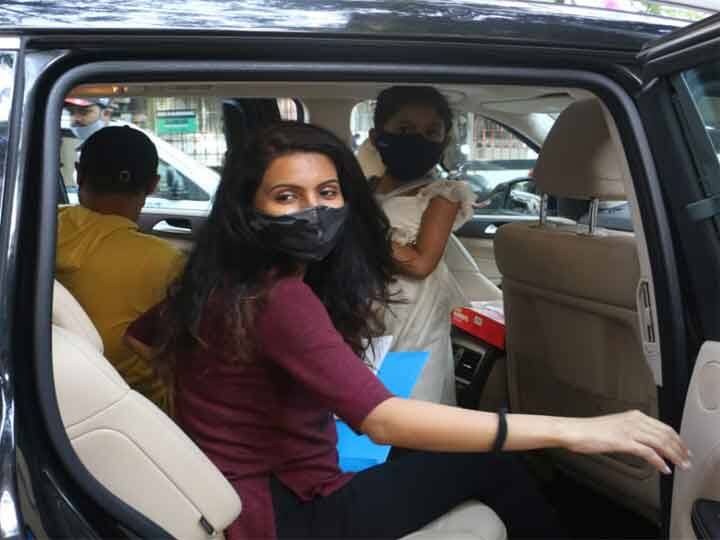 पिछले कुछ दिनों में रिया कई बार सार्वजनिक रूप से बाहर आई हैं. वह अक्सर अपने भाई शौविक के साथ बाहर नजर आती हैं. 