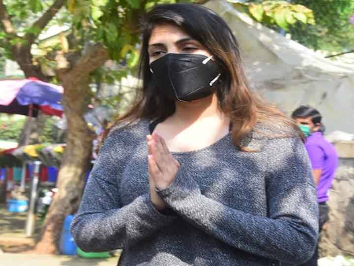 कुछ दिनों पहले वह सुशांत सिंह की बर्थ एनिवर्सरी के लिए रिया बांद्रा में फूल खरीदने पहुंचीं थीं. यहां फोटोग्राफर्स ने तस्वीरें क्लिक करके लिए उनका पीछा किया तो अभिनेत्री ने हाथ जोड़ते हुए ऐसा करने से मना किया. 