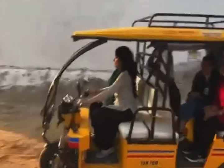 Jahnavi Kapoor seen driving an e-rickshaw, this video is going viral on the internet ई-रिक्शा चलाती नजर आईं Janhvi Kapoor, इंटरनेट पर वायरल हो रहा ये वीडियो