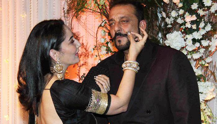 मीडिया रिपोर्ट्स के अनुसार कहा जाता है कि संजय दत्त के इन चारों फ्लैट की कीमत 100 करोड़ से भी ज्यादा बताई जाती है. लेकिन उससे भी ज्यादा हैरान करने वाली बात ये है कि मान्यता ने अपने पति के इन नायाब तोहफों को वापस लौटा दिया है.