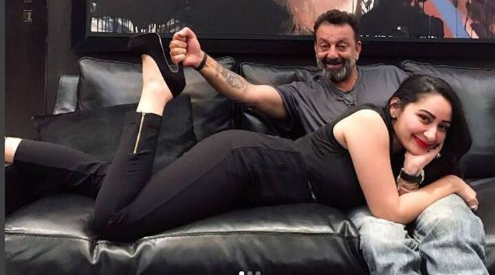 यह चार अपार्टमेंट्स पाली हिल्स में स्थित इंपीरियल हाइट्स बिल्डिंग में हैं. जिसमें दो फ्लैट्स तीसरी और चौथी मंजिल पर थे और दो फ्लैट बिल्डिंग की 11वीं और 12वीं मंजिल पर थे.