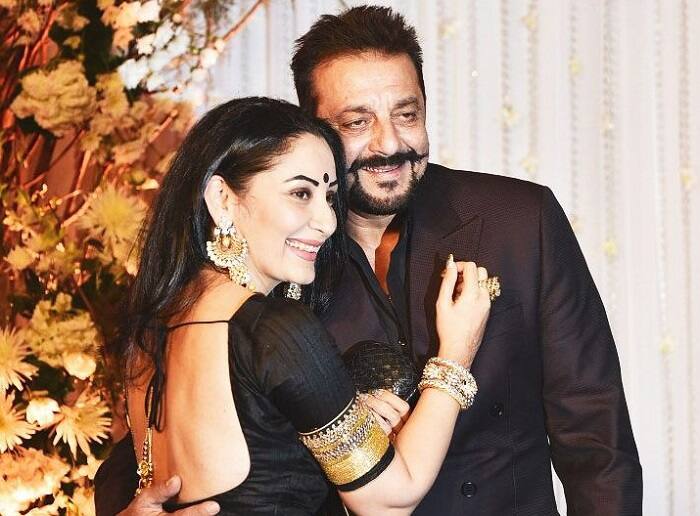 'मनीकंट्रोल डॉट कॉम' की खबर के अनुसार, टैक्स से जुड़े लेन-देन के कारण उन्होंने फ्लैट्स को वापस लौटा दिया है. वहीं, जानकारों का मानना है कि कुछ कानूनी अड़चनों की वजह से मान्यता ने ये फैसला लिया है.