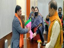 मंत्री जी की नाराजगी के बाद बुके लेकर मंत्रालय पहुंचीं प्रधान सचिव, सूचना नहीं देने पर दो को किया निलंबित