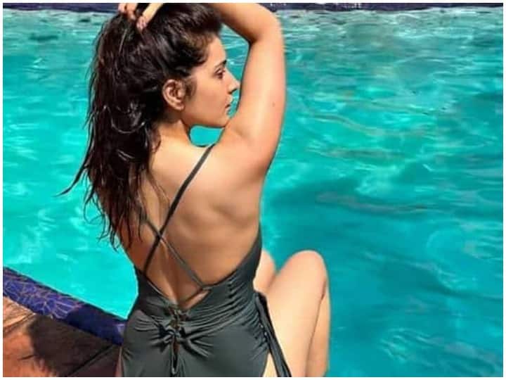 बिकिनी लुक में राशि काफी हॉट लग रही है. परफेक्ट बॉडी पाने के लिए राशि ने करीब एक साल कड़ी मेहनत की है. 