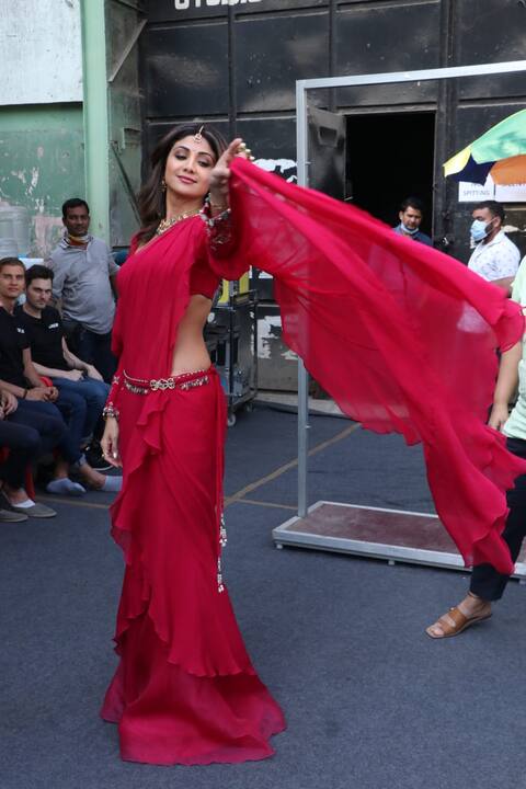 लाल साड़ी में यूपी-बिहार लूटने आईं Shilpa Shetty, ऐसे कमर लचकाई कि देखने वाले घायल हो गए
