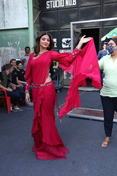 लाल साड़ी में यूपी-बिहार लूटने आईं Shilpa Shetty, ऐसे कमर लचकाई कि देखने वाले घायल हो गए
